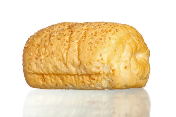 Rolo de pão fresco isolado no fundo branco — Fotografia de Stock