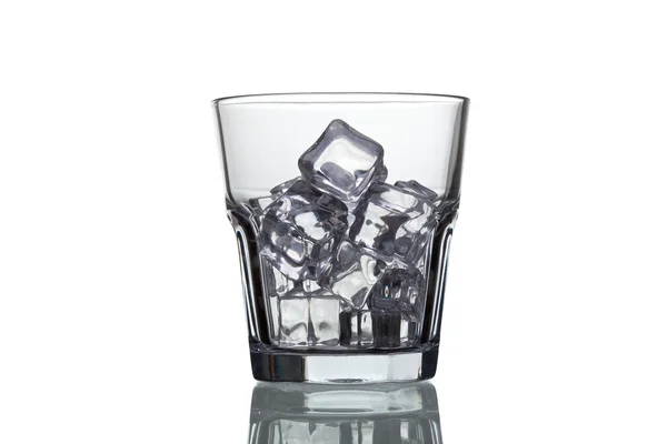 Vidro para uísque com cubos de gelo isolados sobre fundo branco — Fotografia de Stock