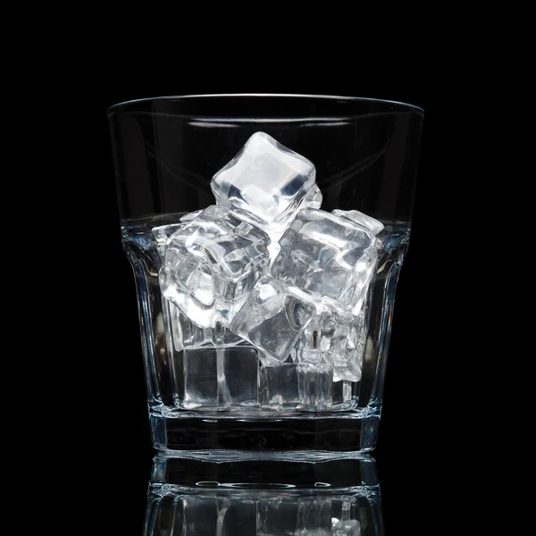 Glas für Whisky mit Eiswürfeln isoliert auf schwarzem Hintergrund — Stockfoto