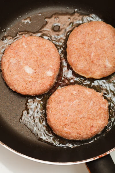 Fresh juicy grilled meat patties in a frying pan — Stock Photo, Image