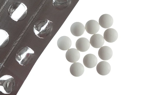 Tom förpackning från tabletter och piller isolerad på vita bak — Stockfoto