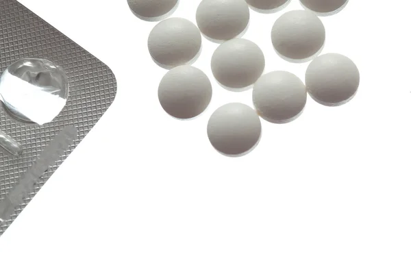 Tabletler ve beyaz adam izole hapları boş ambalaj — Stok fotoğraf