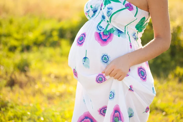 Pregnant woman relaxing outside in the park — Stock Photo, Image