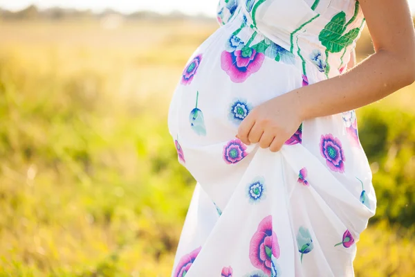 Zwangere vrouw ontspannen buiten in het park — Stockfoto