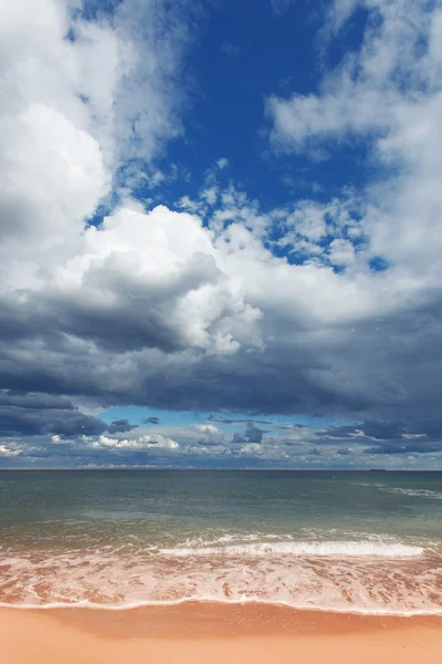 egzotik tropik sahil, altın kum ve güzel bulutlar