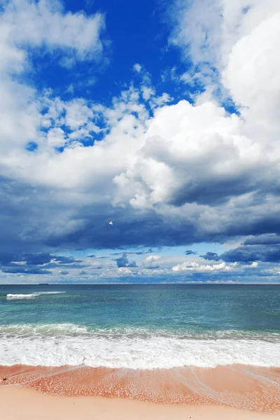 Экзотический тропический пляж, золотой песок и прекрасные облака — стоковое фото
