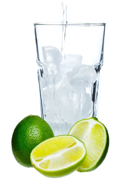 Mojito und Limetten im Glas auf weißem Hintergrund — Stockfoto