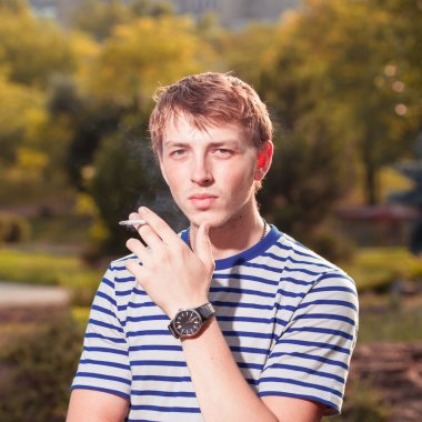 bir backgr bir sigara yakın çekim yakışıklı genç adamla hipster