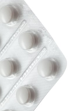 Beyaz arka plan üzerinde izole yakın çekim ambalaj hapları