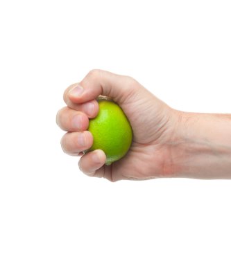 beyaz izole bir insan elinde taze sulu lezzetli yeşil limon