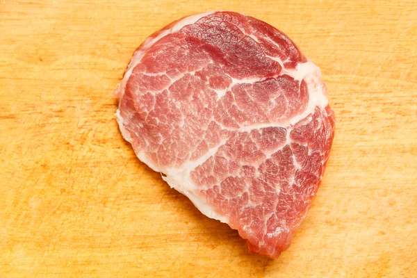 Сочный кусок свежего мяса на деревянном фоне, крупным планом — стоковое фото