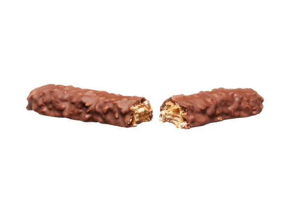 O dividido em metade barra de chocolate com nozes isoladas em ba branco — Fotografia de Stock