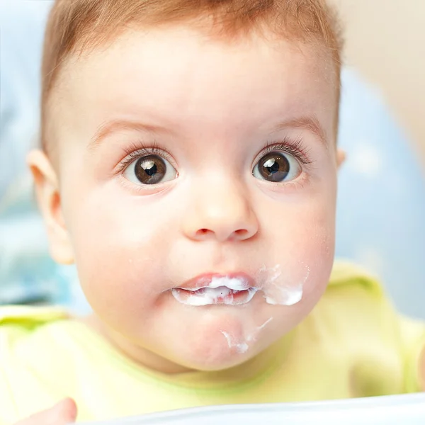 çok az çocuk sandalyesi üzerinde taze lezzetli besleyici curds yiyor