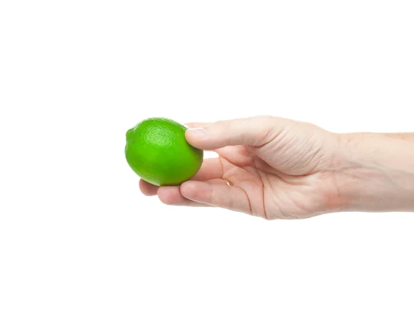 Beyaz izole bir insan elinde taze sulu lezzetli yeşil limon — Stok fotoğraf