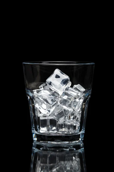 Vetro per whisky con cubetti di ghiaccio isolati su sfondo nero — Foto Stock