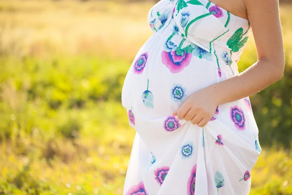 Pregnant woman relaxing outside in the park — Stock Photo, Image