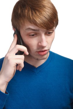 genç adam bir beyaz arka plan bahsediyorsun izole Mavi kazak