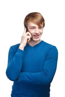 genç adam bir beyaz arka plan bahsediyorsun izole Mavi kazak