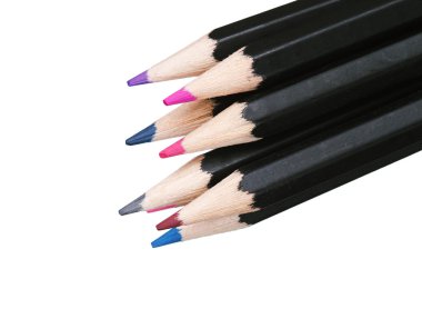 Beyaz arkaplanda çeşitli renkli kalemler