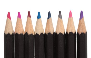 Beyaz arkaplanda renkli kalemler