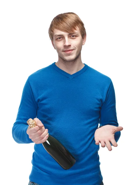Giovanotto con una bottiglia di champagne in un maglione blu. Isolato — Foto Stock