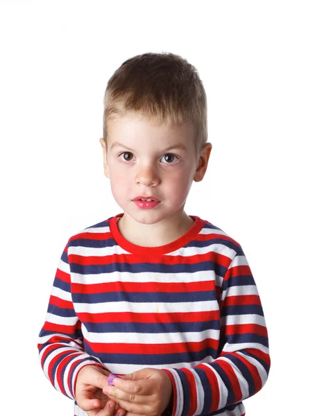 3-4 jaar vrolijk knappe jongen in een gestreepte T-shirt in de stoeterij — Stockfoto