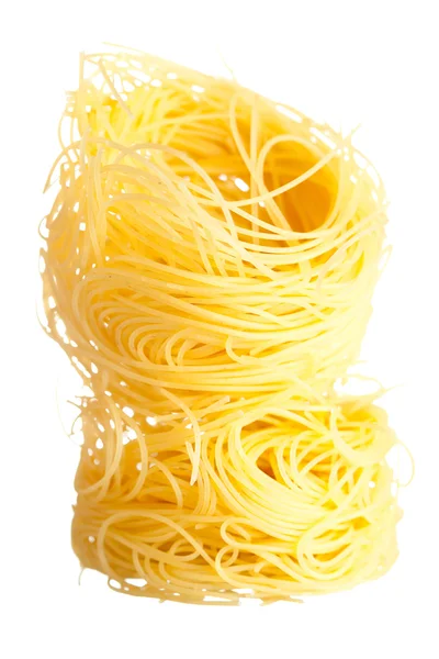 Nido de pasta de huevo italiano aislado sobre fondo blanco —  Fotos de Stock