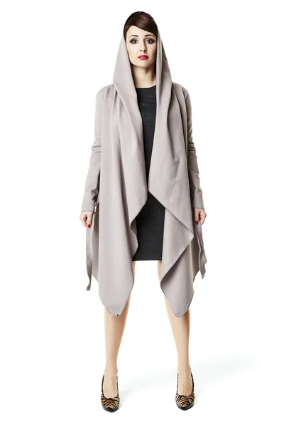 Atraktivní žena v šedém kabátě — Stock fotografie