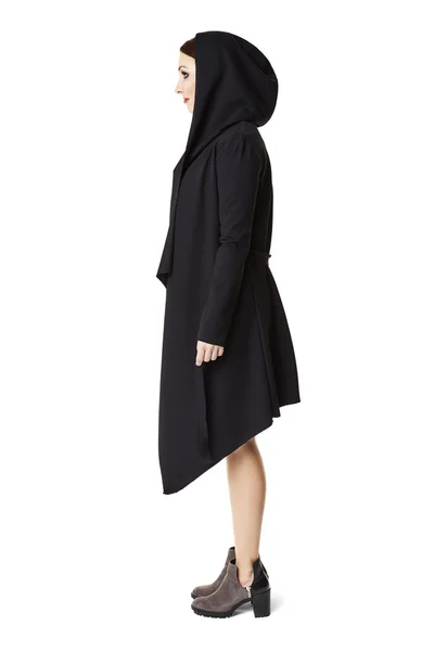 Frau im schwarzen Mantel — Stockfoto