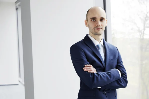 Jungunternehmer steht am Fenster — Stockfoto