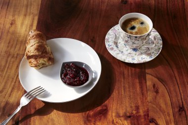 Kahvaltı. Kruvasan ve Ccoffee