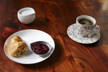 Kruvasan ile reçel ve kahve kahvaltı için