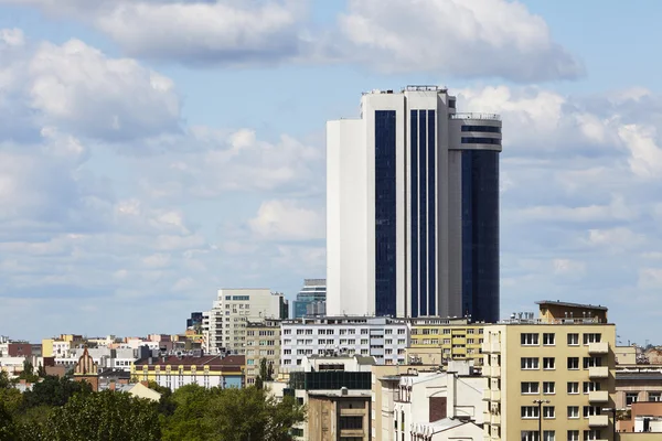 Gratte-ciel sur les bâtiments de la ville — Photo