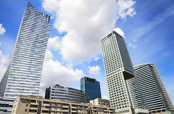 现代化的摩天大楼，在蔚蓝的天空 — 图库照片