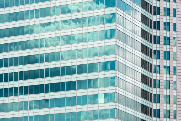 Facciata in vetro di un edificio moderno — Foto Stock
