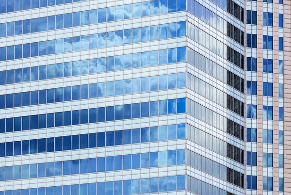 Modern bir binanın cam cephesi — Stok fotoğraf