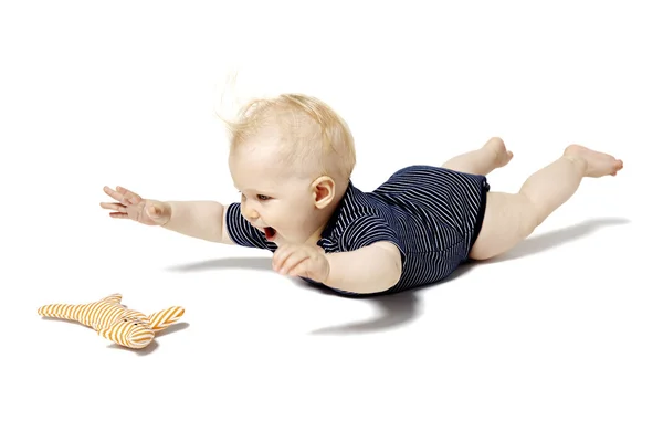 Ребенок играет с игрушкой-летучей мышкой — стоковое фото