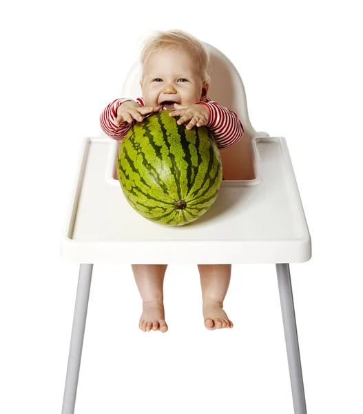 Barnet försöker äta vattenmelon — Stockfoto