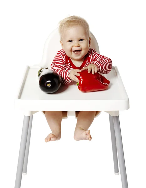 Bebê brincando com legumes — Fotografia de Stock