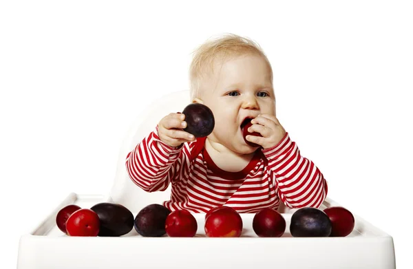 Bambino mangiare prugne — Foto Stock