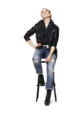 Taburede oturan ve ararken kadın