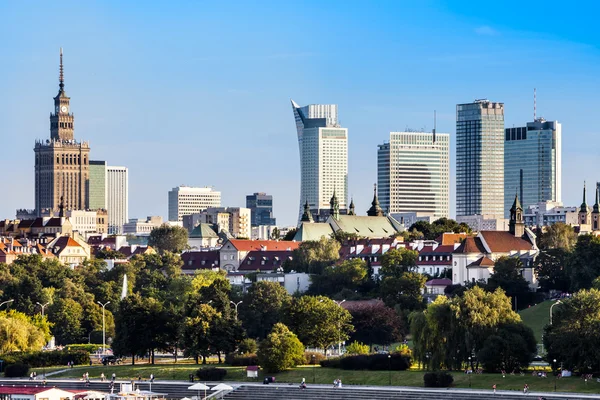 Varşova şehir merkezinde, öğleden sonra — Stok fotoğraf