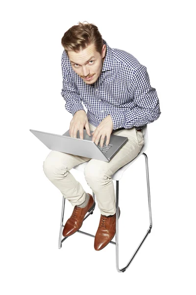 Genç adam bir bilgisayar üzerinde çok çalışıyor — Stok fotoğraf