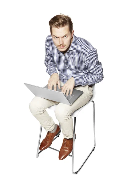 Joven trabajando duro en una computadora —  Fotos de Stock