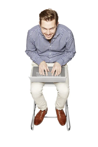 Glücklicher Mann, der am Computer arbeitet — Stockfoto