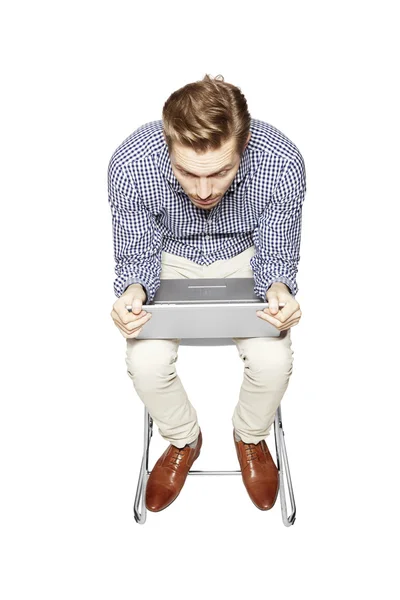 Joven inclinado sobre el teclado — Foto de Stock