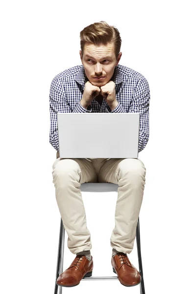 Doordachte jonge man aan het werk op een computer — Stockfoto