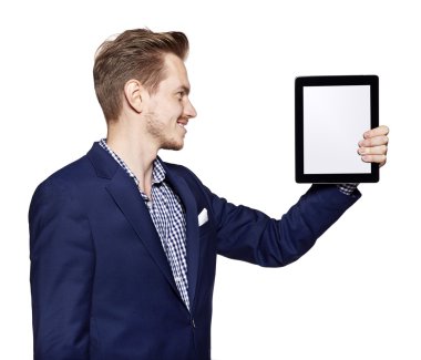 Genç adam dijital tablet vasıl arıyor