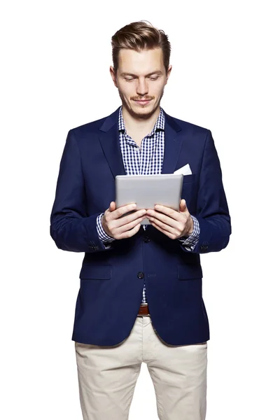 Beau homme utilisant une tablette numérique — Photo