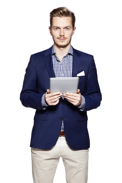 Beau homme utilisant une tablette numérique — Photo